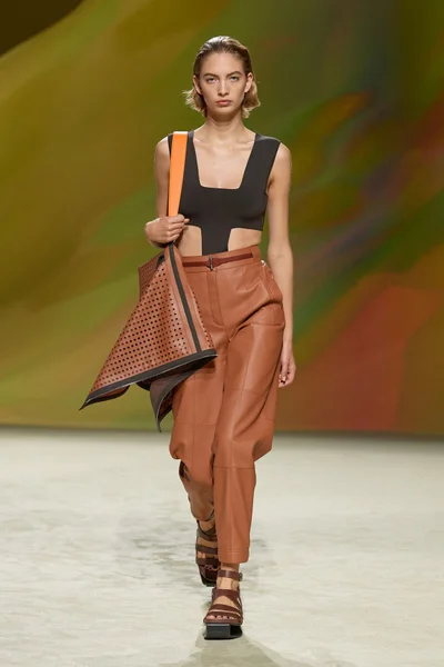 Look 10